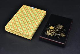 （PA2549）《日本傳統工藝漆器》漆盒原盒一件 天然木胎漆器 金色花朵圖案 設計精美 尺寸：19.5*13*2.9厘米 公元前二百多年中國的漆藝就開始流傳到日本，由于地理環境相似，日本也組織起了漆器生產，形成了日本獨特的漆器風格。
