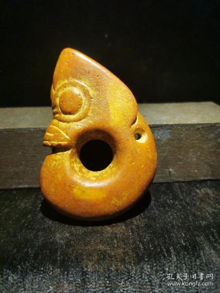 天下第一龙,玉龙c型龙把件,红山玉把件,雕刻简单优美,玉质油润,手把玩