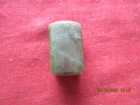 玉器，绿色玉件，长1.8cm1.8cm高3cm，品好如图。