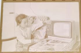 底片，小女孩看电视，调节目2