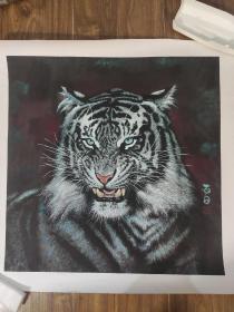 虎 威猛霸气的猛虎，高端国画！适合挂在客厅玄关！贾昌晶绘，1963年祖籍辽宁本溪，中国新水墨画领军人物、中国当代艺术研究院副院长（隶属于中国艺术研究院）、文化部书画对外交流委员会委员、辽宁省现代美术馆馆长、国家一级美术师、辽宁美协艺委会成员、国礼书画家！将油画技巧融入国画中！此作品堪称一绝！作品终身保真！有画家本人与作品合影！此画家目前市场润格费两千元每平尺！