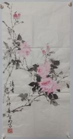 “月季花王子”李老师国画作品二尺条幅字画书画写意花鸟画精品  师从岭南画派张丽常“张玫瑰”   鹤山市美协会员   画家自幼学习书画，功底深厚，积极参加赛展，是一位有潜力的青年画家。