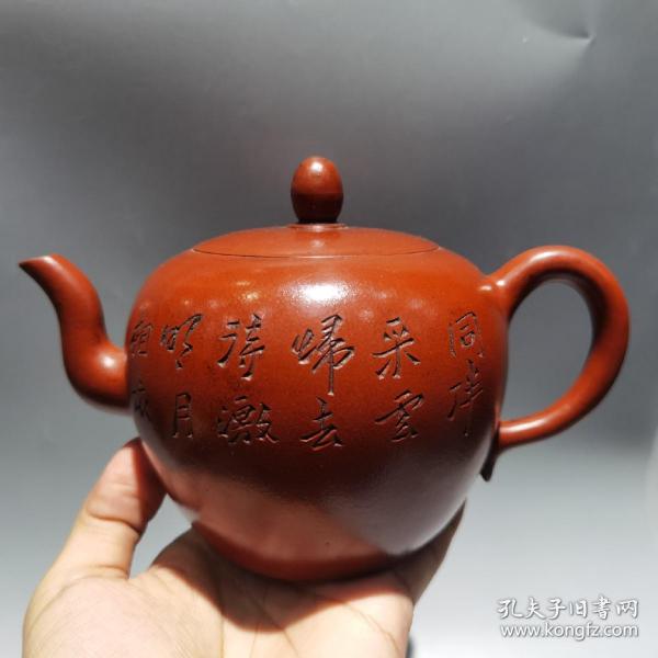 紫砂壶品名 美人肩底款 顾景舟尺寸 19/11cm. 容量 400cc 泥料 朱泥