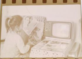 底片，小女孩看电视2