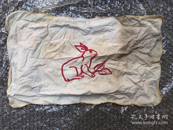 七八十年代 精美繡花兔子枕套一個 22062712