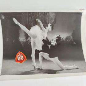 建国30周年献礼节目：中央歌舞剧院巴黎舞剧团演出的芭蕾舞剧《天鹅湖》著名摄影家孟庆彪拍摄。 Y050