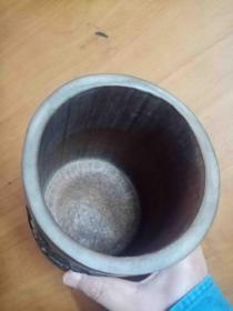 清代竹雕精品：《人物故事竹雕笔筒》 （包老至少到清代的旧物，包浆厚实，人物，竹松雕刻精美，识货的藏友请留意，真正的老货已不多见了。本品系十多年前收来的旧物，放在柜中忘记了。极优惠一口价不议，低让了，请喜欢的藏友看好尽快下手，真正的老货已不多见的了。）