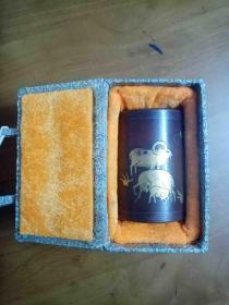 馆藏级-文玩珍品：《明代石叟款-嵌丝金银紫铜三羊开泰笔筒》 （包老至明晚的旧物，包浆厚实，独一无二的风磨紫铜，有极特别的重手感，此种材料仅明末石叟能冶炼，且冶炼技术未有传承。石叟的作品传世不多，本藏品系真正的馆藏级精品，识货的藏友请留意。极优惠一口价不议，请喜欢的藏友看好尽快下手，机不可失，先订先得。）