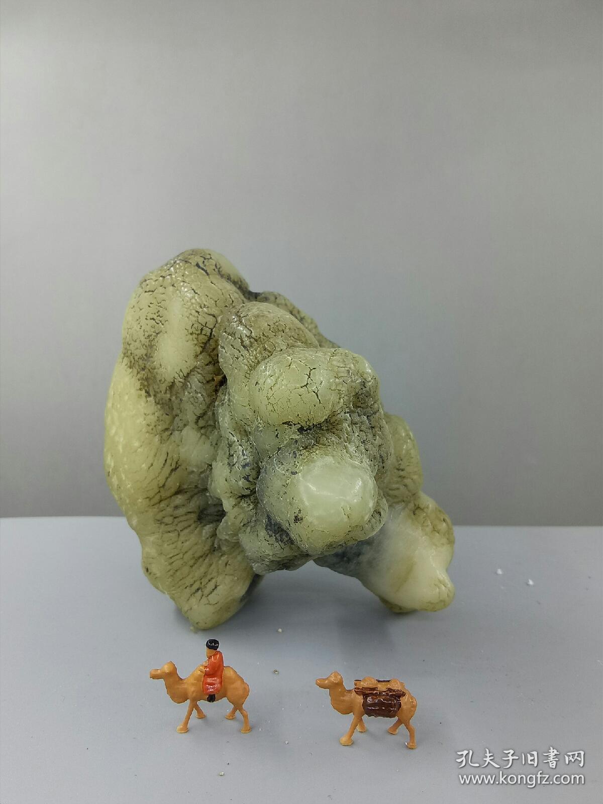 《发财猪》 新疆哈密蛋白石;你是大自然的雕刻杰作;因而在美学家的