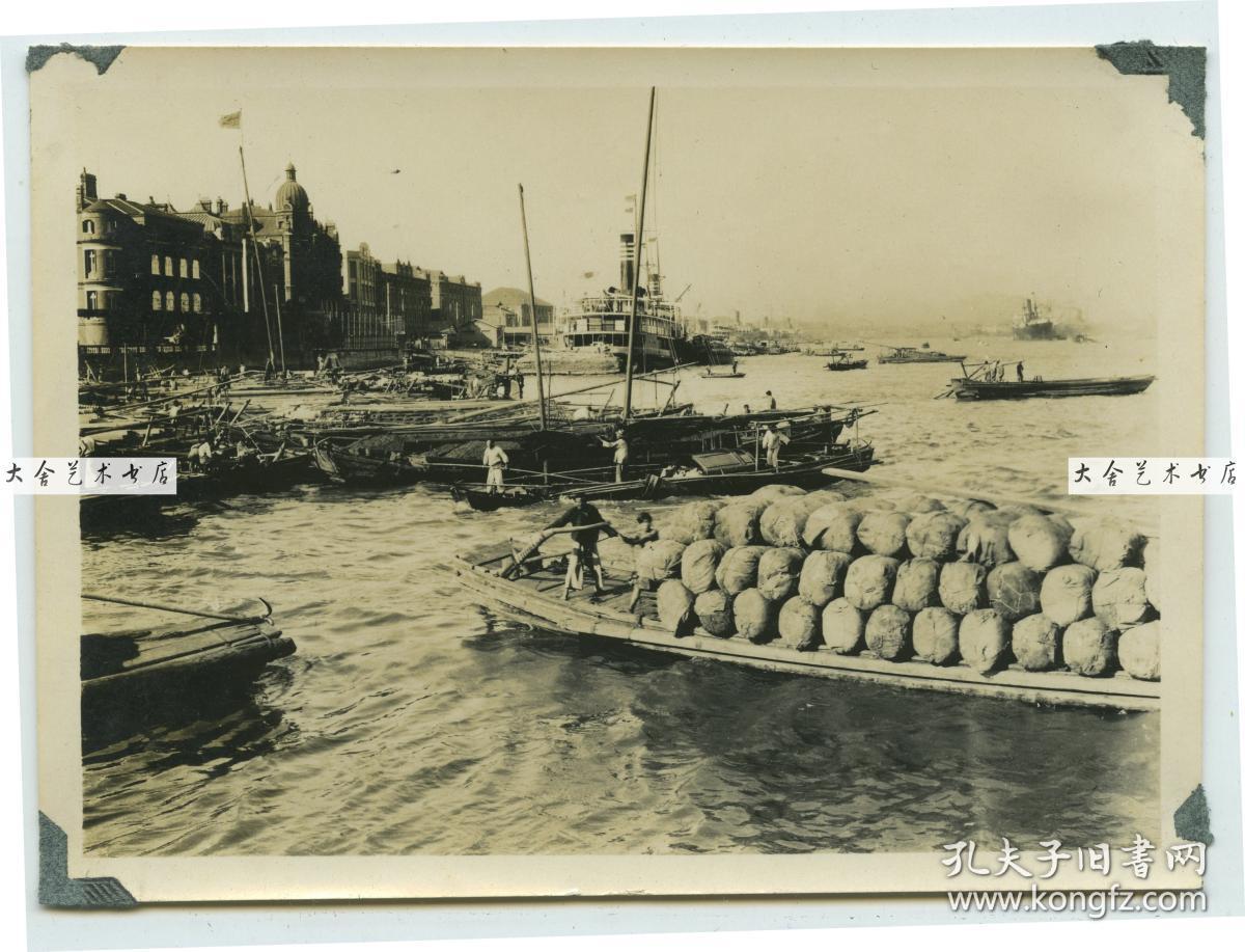 民国上海黄浦江货运码头货船靠岸,远处停泊有大型轮船老照片,拍摄地点