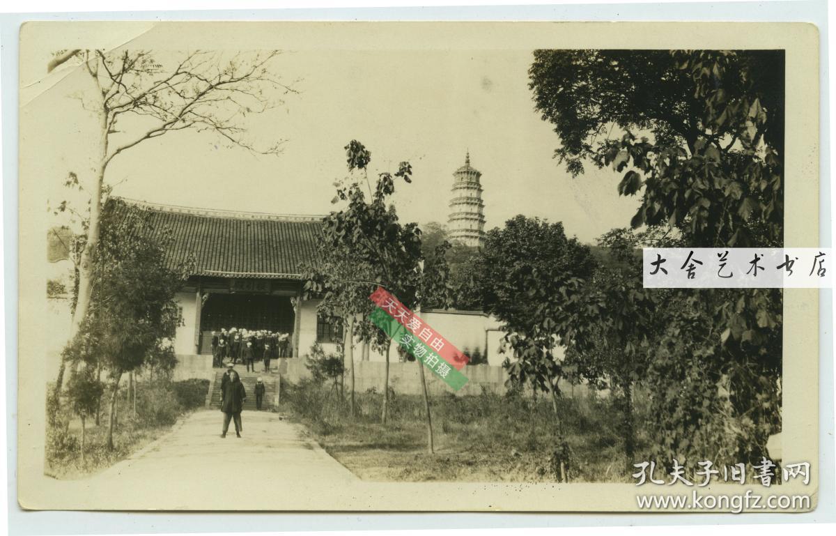 民国湖北武昌洪山南麓宝通禅寺接引殿正殿门老照片,有外国水兵游览
