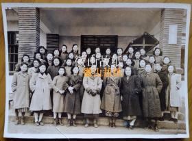 民国老照片 国立女子师范学校 教学楼 校牌 抗战时期 国统区的最高女子学府 四川江津县 现重庆江津区 白沙镇 国立女子 师范学校 简称 女师学院 美女系列 孔夫子旧书网