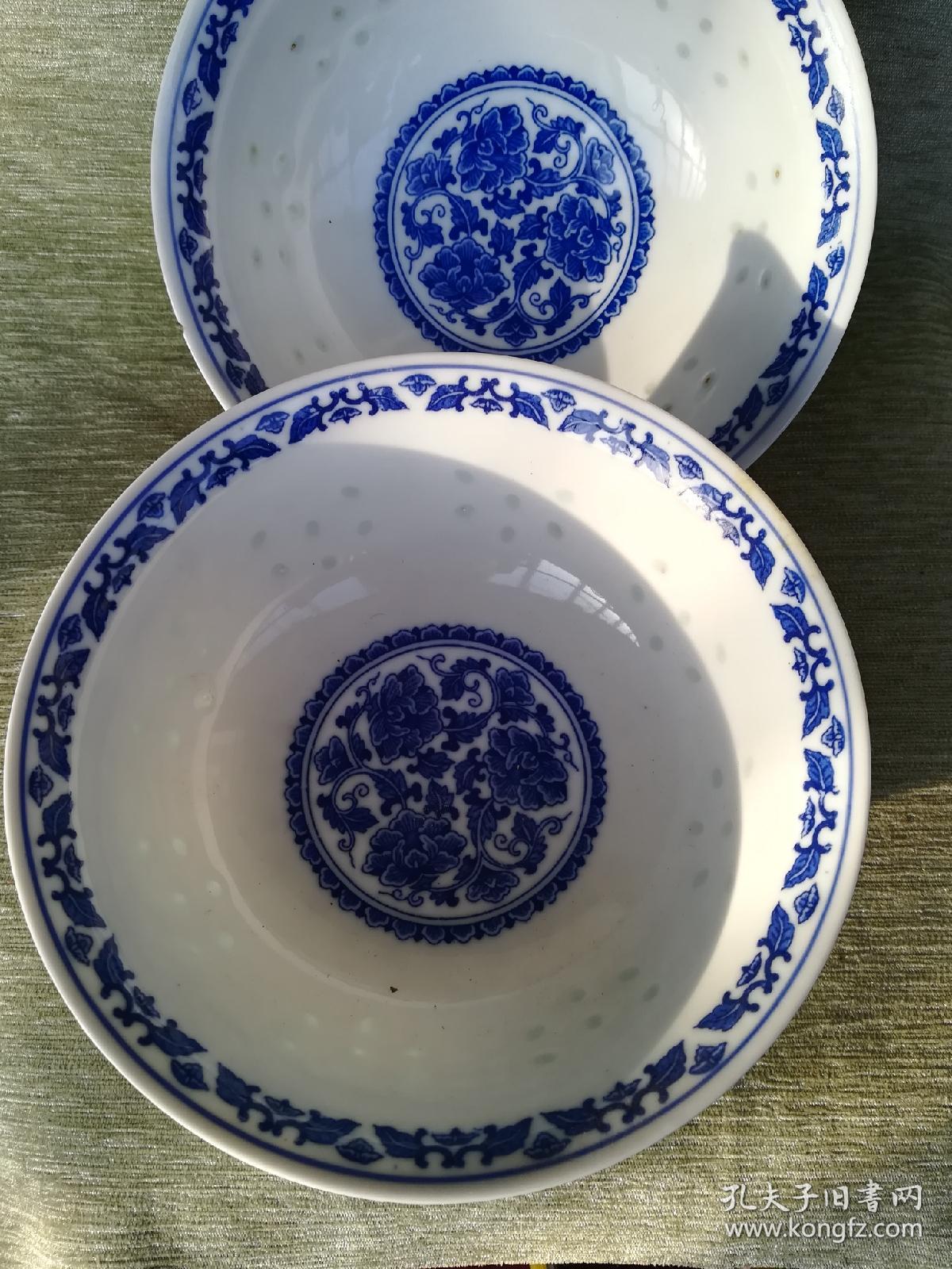 漂亮60年代景德镇青花花卉玲珑瓷大碗两个,一个完整,一个口沿小磕如图