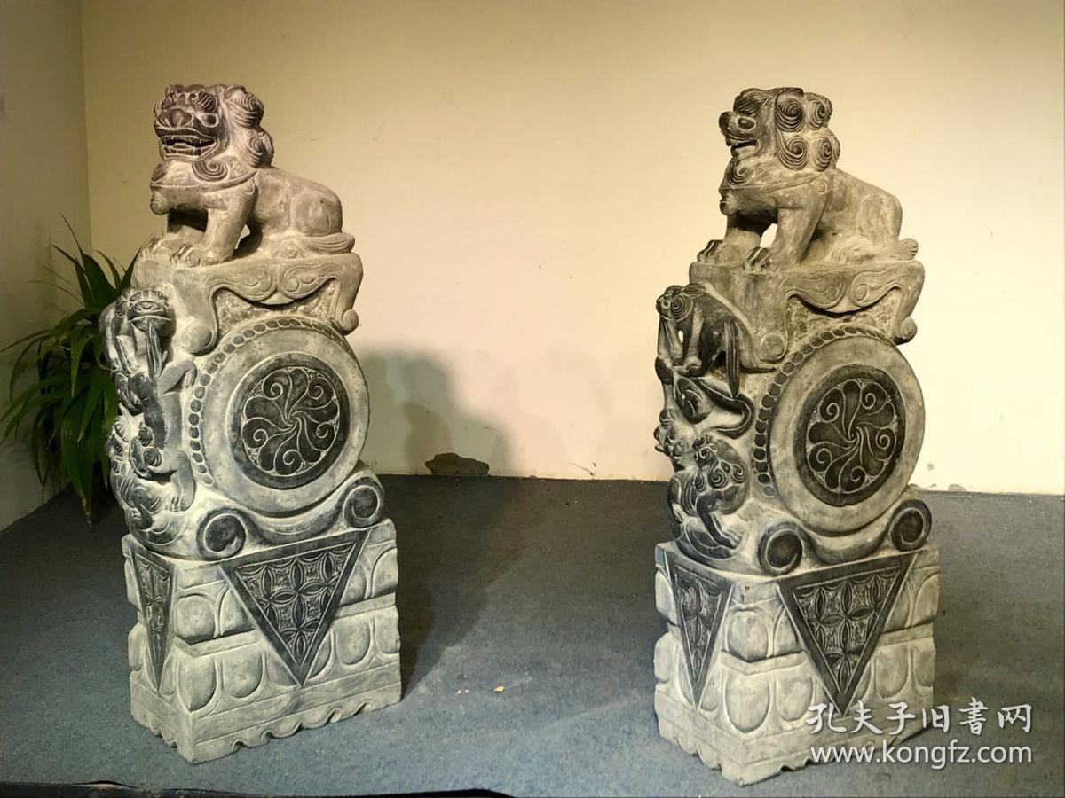 青石抱鼓门墩石,镂空浮雕四狮,寓意四世同堂.门丁兴旺.