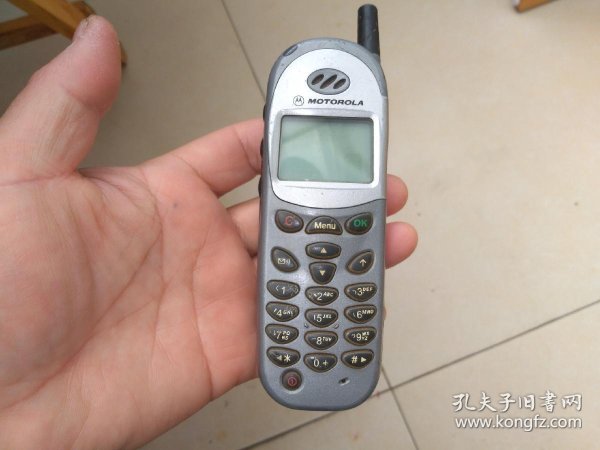 12 诺基亚直板 手机 制作者: 摩托罗拉 材质: 塑料电子 年代: 2001