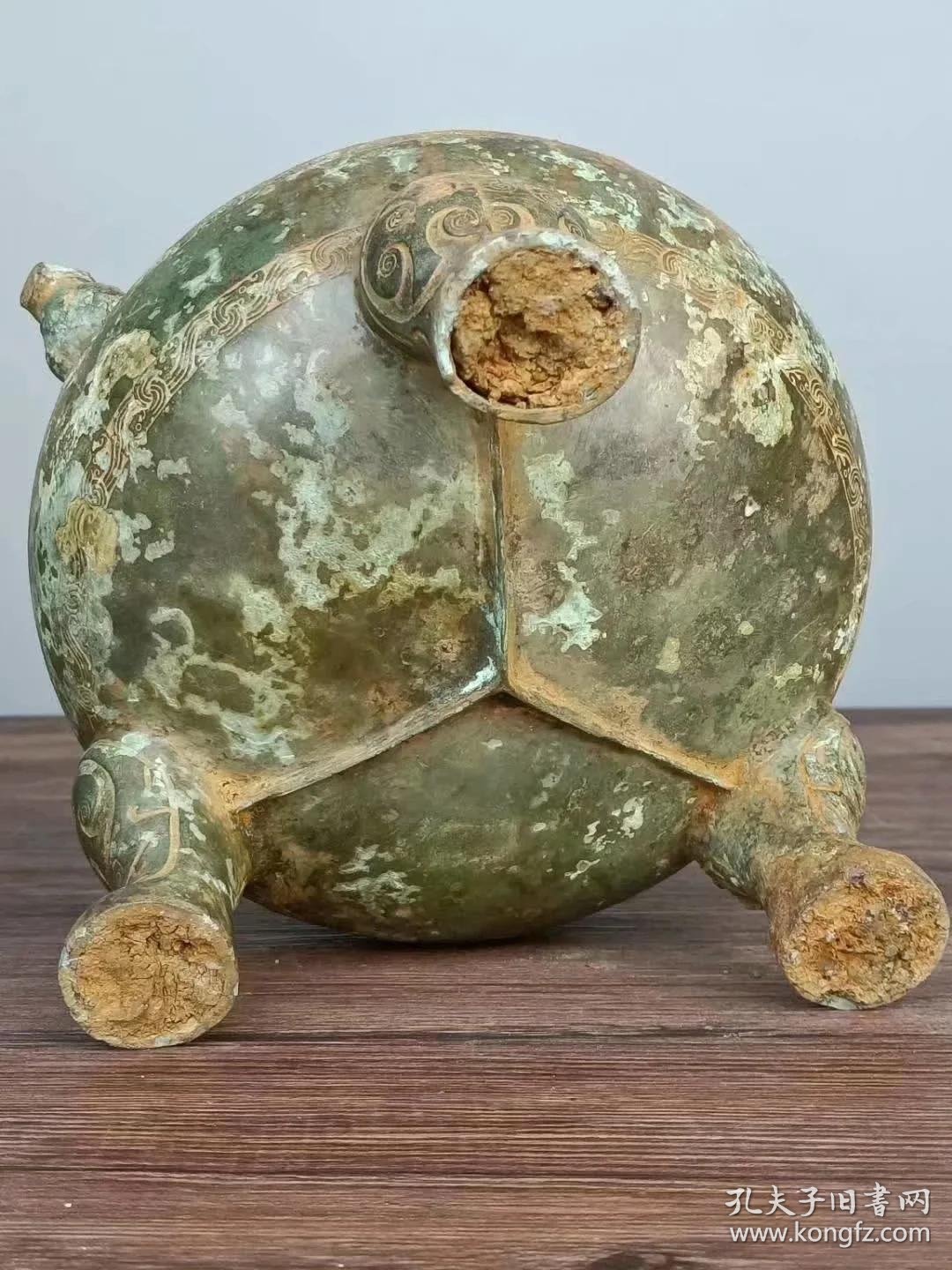 战水坑青铜蟠蛇纹提粱壶