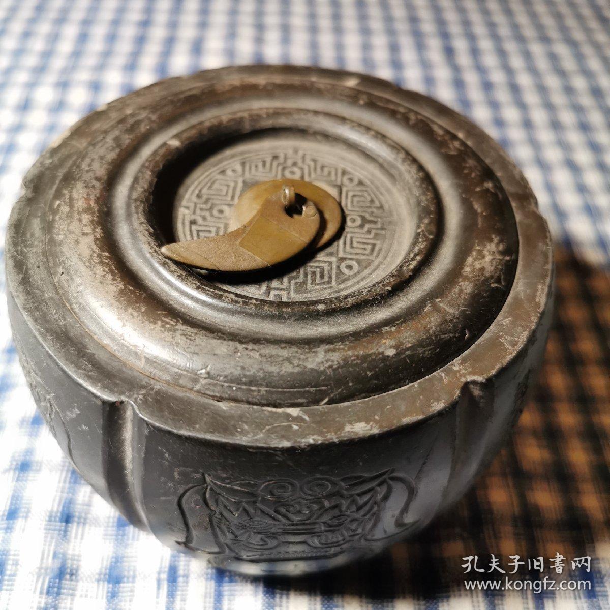 图1安学良系苏州陆墓镇制盆名家,此盆器型规整,尺寸标准,盆盖盒盆体