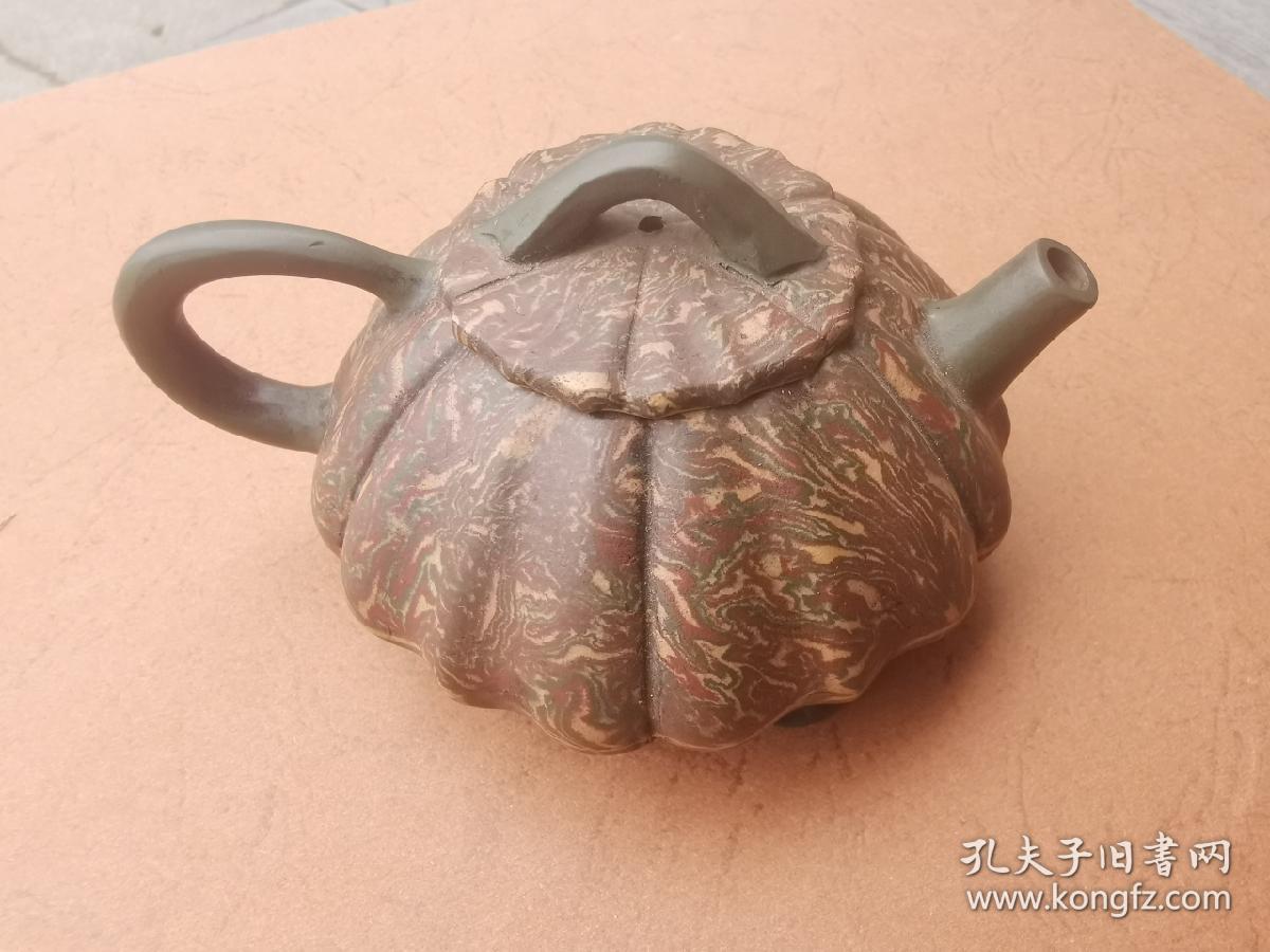 老紫砂壶一把,制壶名家吴彩芬花壶一把,做工精细,用上等彩泥做成,收藏