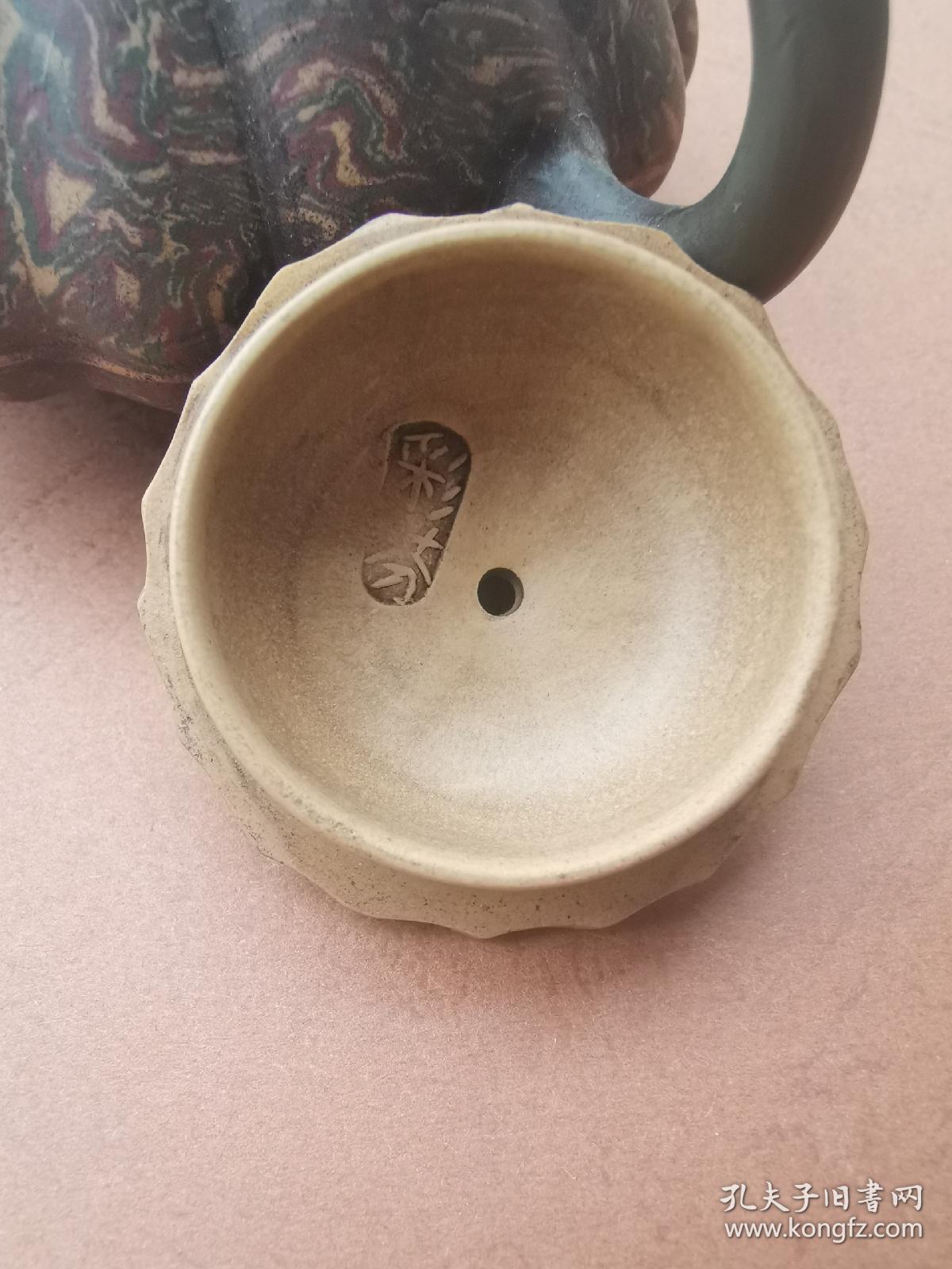 老紫砂壶一把,制壶名家吴彩芬花壶一把,做工精细,用上等彩泥做成,收藏