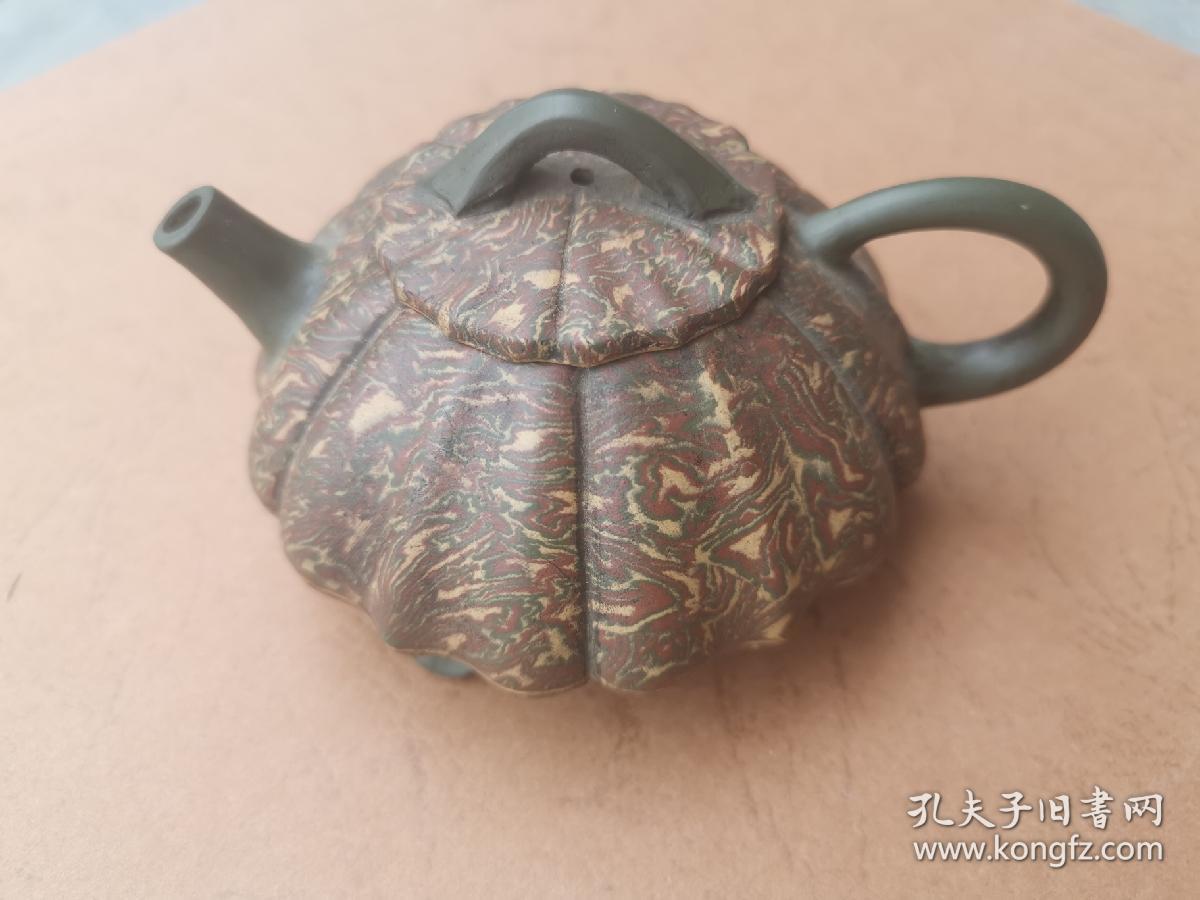 老紫砂壶一把,制壶名家吴彩芬花壶一把,做工精细,用上等彩泥做成,收藏