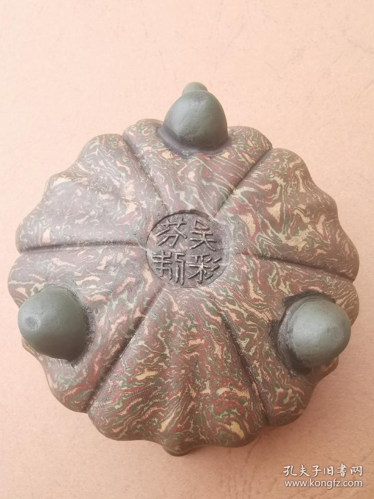 老紫砂壶一把,制壶名家吴彩芬花壶一把,做工精细,用上等彩泥做成,收藏