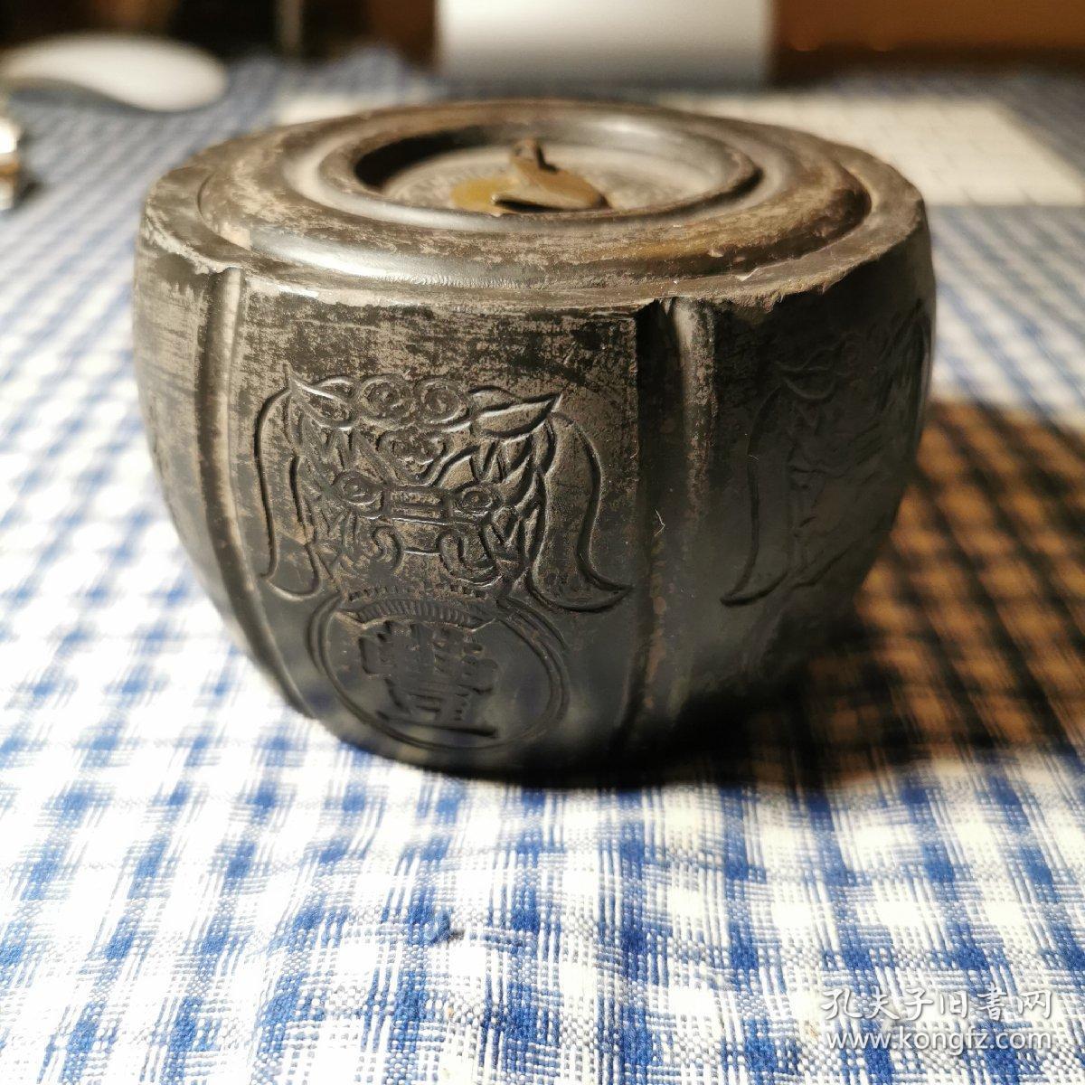 安学良系苏州陆墓镇制盆名家,此盆器型规整,尺寸标准,盆盖盒盆体严丝