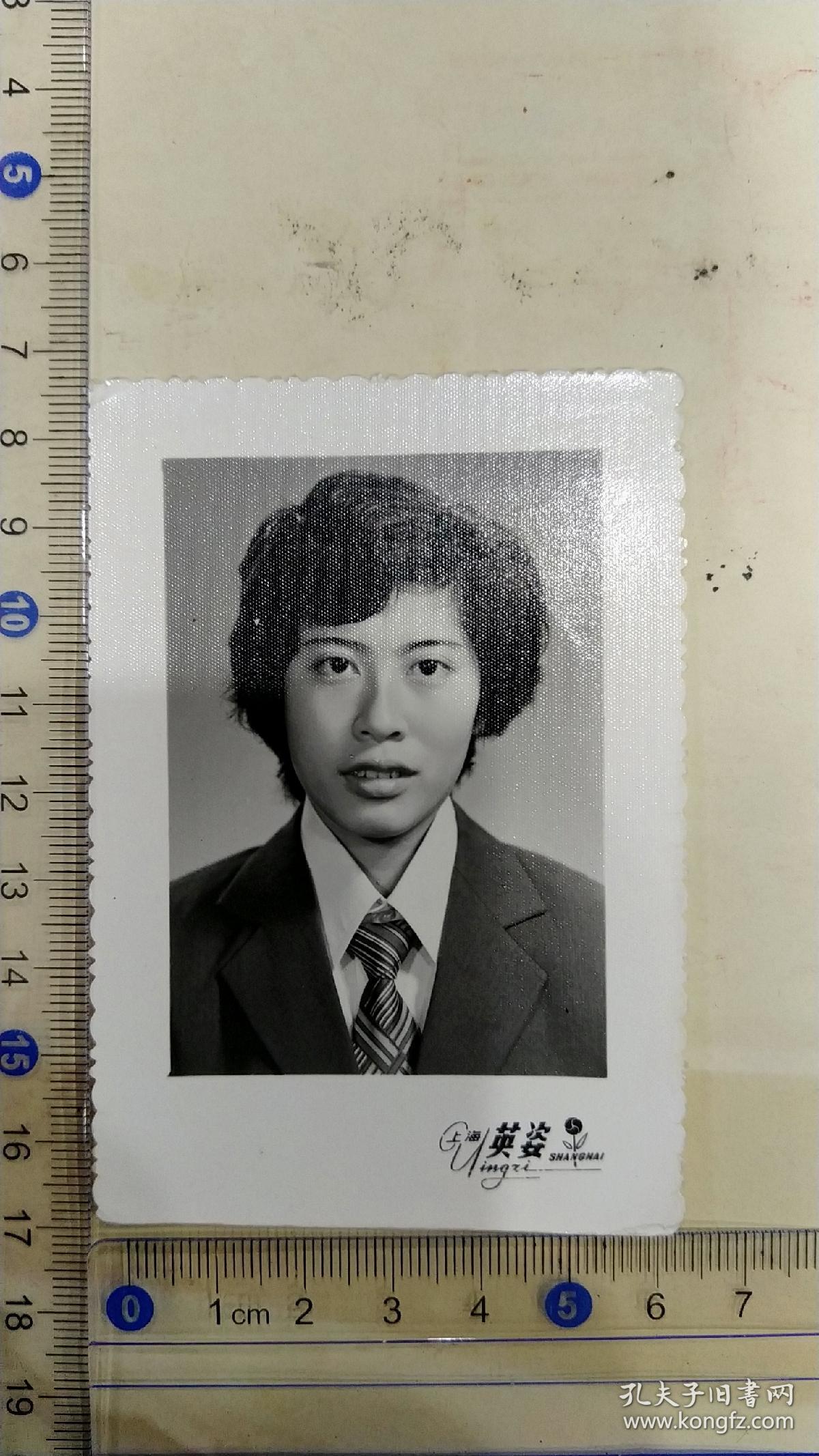 女子西装照黑白老照片