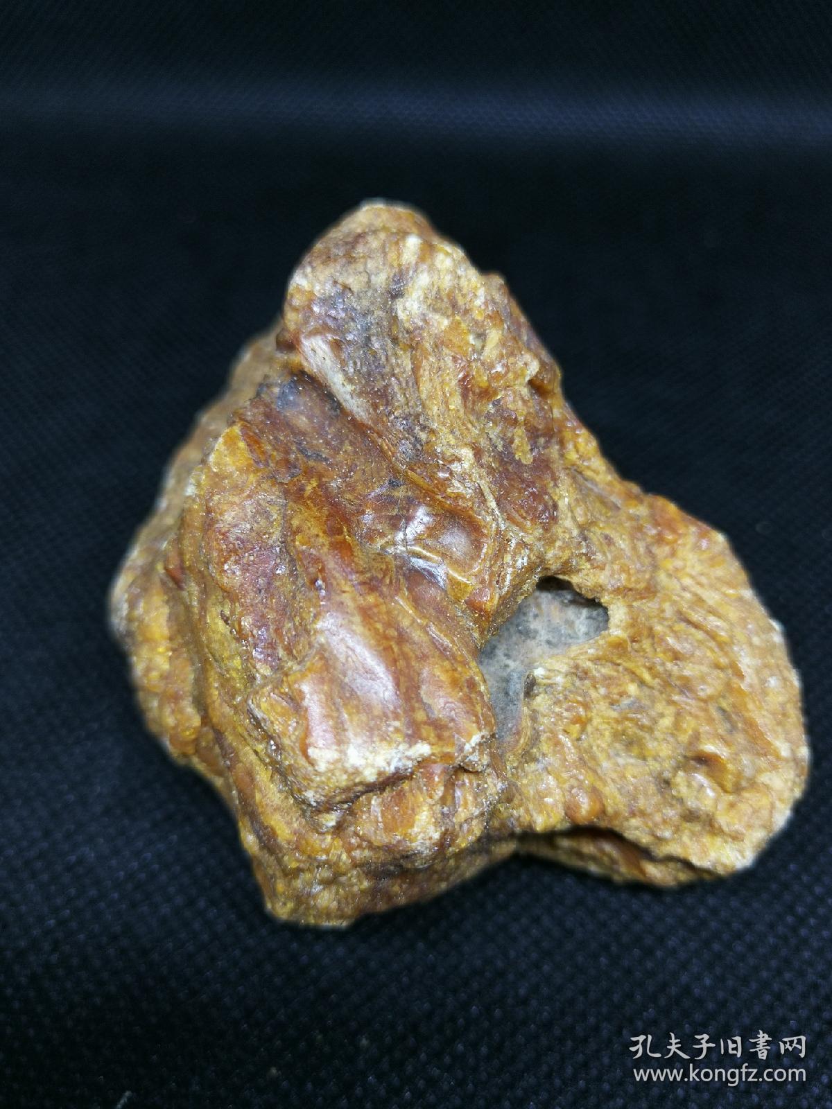 松香质琥珀原石一块,质地很软,可以入药纯天然琥珀,可以观赏,摆设非常