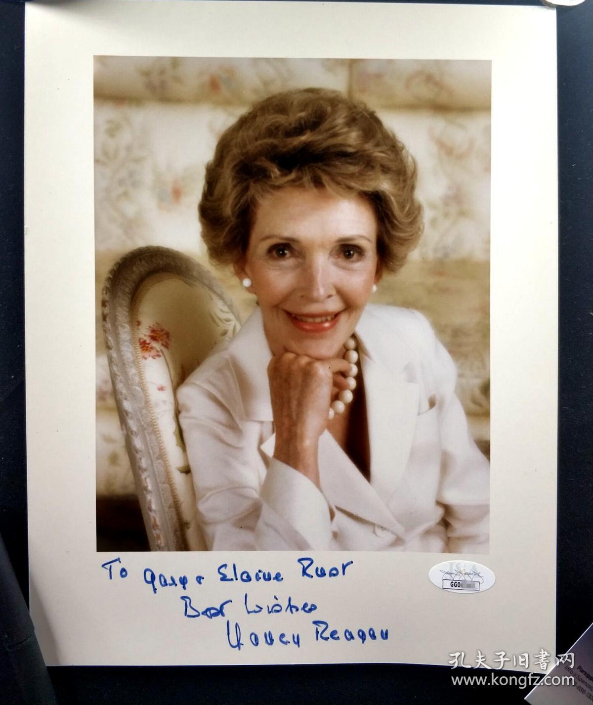 "里根总统第一夫人" 南希·里根 签名照片约(10×8英寸) 由三大签名
