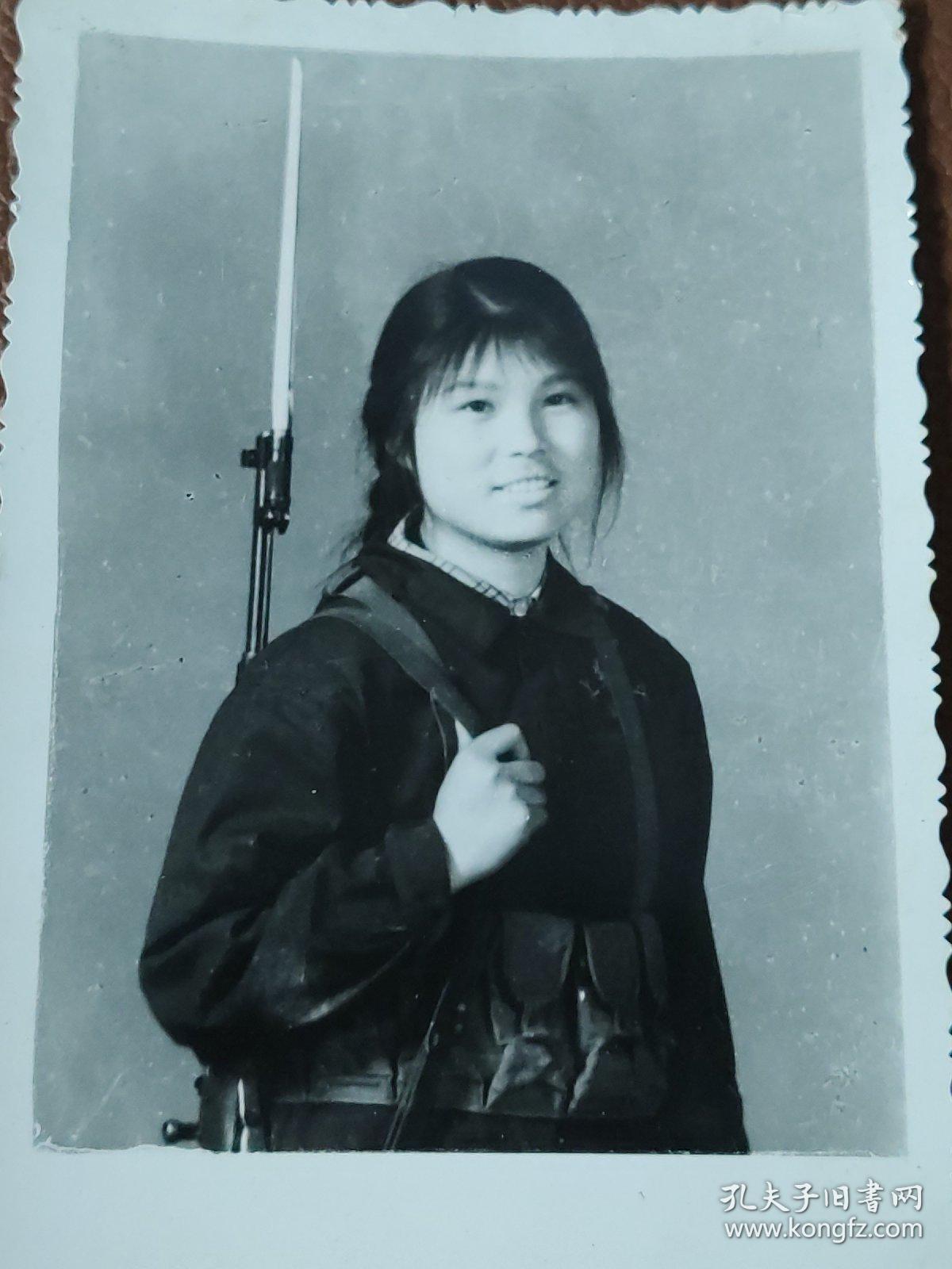 老照片:万县市照相馆里拍摄的女农兵背枪和弹夹的黑白照片 有1张售