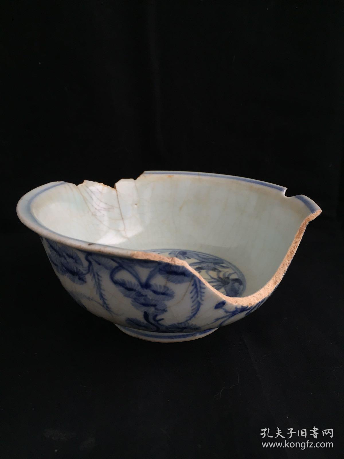 鹿冠秋鹤颜 明代方形双圈 正 字款 鹿鹤同春 青花碗精品一只 此器折沿墩式造型 青花细路通绘松花鹿鹤 寓意 鹿鹤同春 釉汁肥腴古拙 面有流釉 尤在涩胎釉相交露胎边缘处有氧化铁红 整体釉开片呈卵青色 底部 正 字款明代瓷器有明弘治 明正德 明天启 明崇祯这