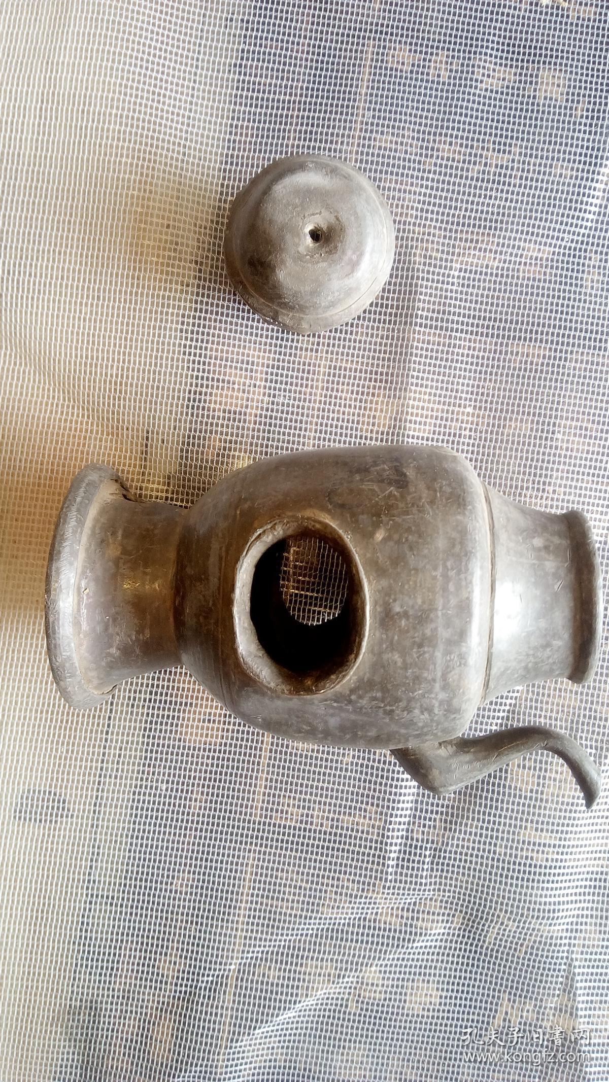 老锡制烫酒壶,高16厘米,重950克.品相如图感兴趣的话给我留言吧!