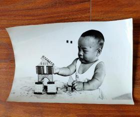 老照片：未来的建设者--小宝宝堆积木（30厘米×21厘米）