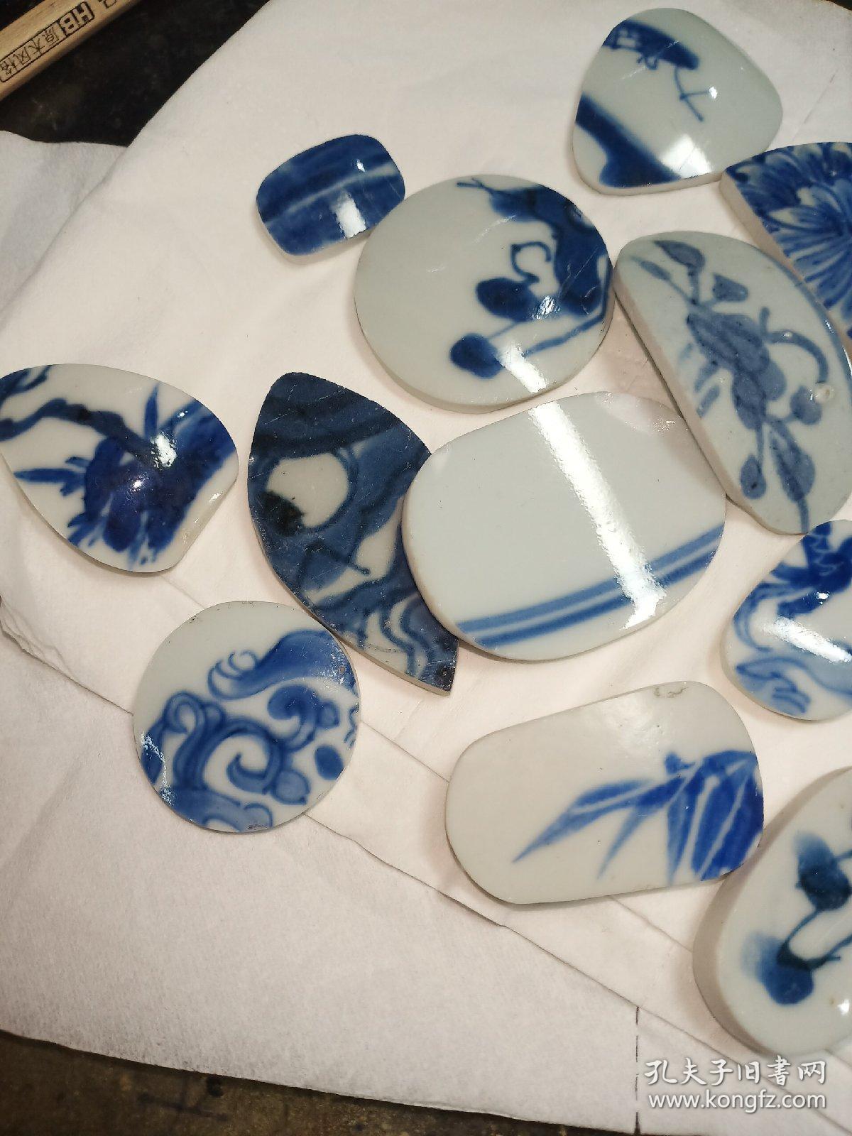 青花瓷瓷片一堆一个朋友用老瓷片一个一个磨出来的挺有创意功夫没少费