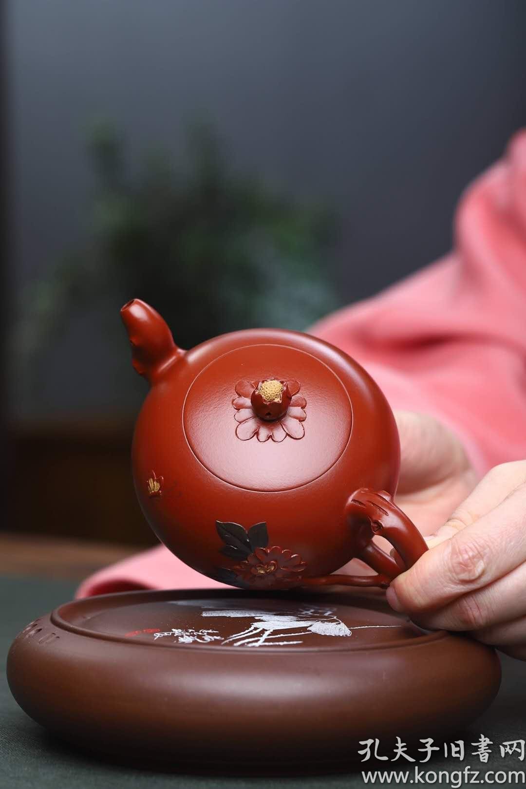 【国色天香】家藏原矿鸡血大红袍 此壶以圆珠为主题造型,其壶口,盖,钮