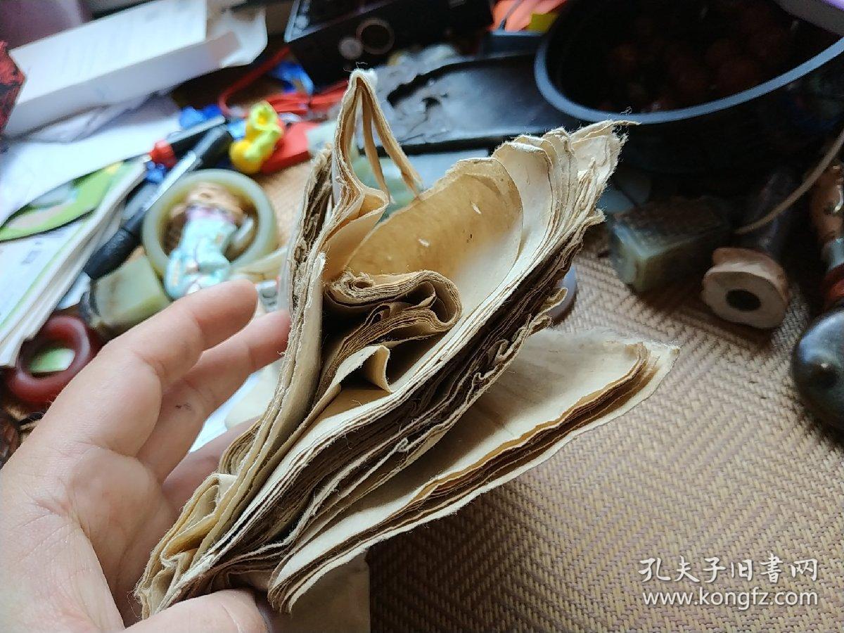 明末至晚清各时期白棉纸一堆,约100页,长约30厘米,纤维纹理光下历历在