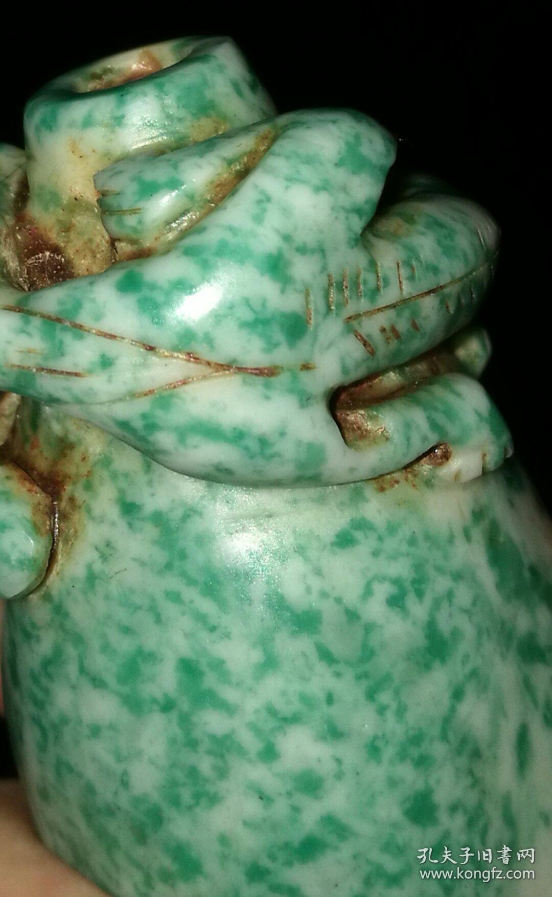 罕见清代满绿斑独山玉精刻螭龙纹鼻烟壶