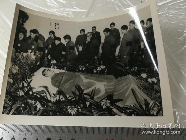 瞻仰周总理遗容1976年照片,清晰度高,不是发表照片
