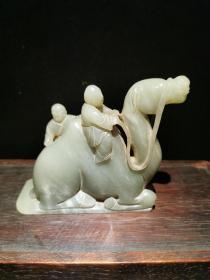 老和田玉雕摆件《孩童骑骆驼》雕刻两个孩童骑在骆驼上，雕刻简单大气，粗狂，和田青玉雕刻，包浆温润自然，重458克，保真和田玉，低价包邮