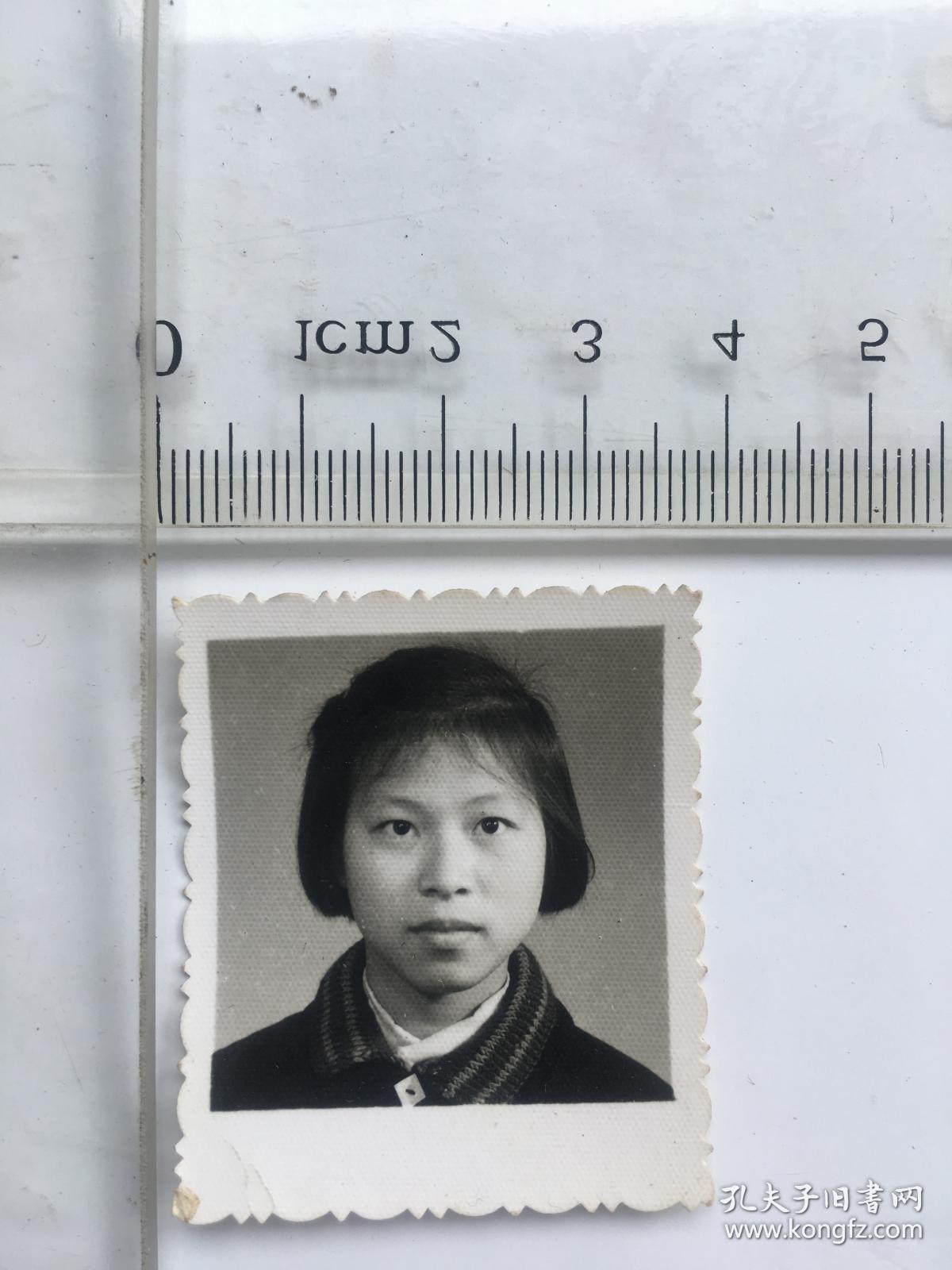 老照片4cm------黑白照-----人物照-----短发姑娘