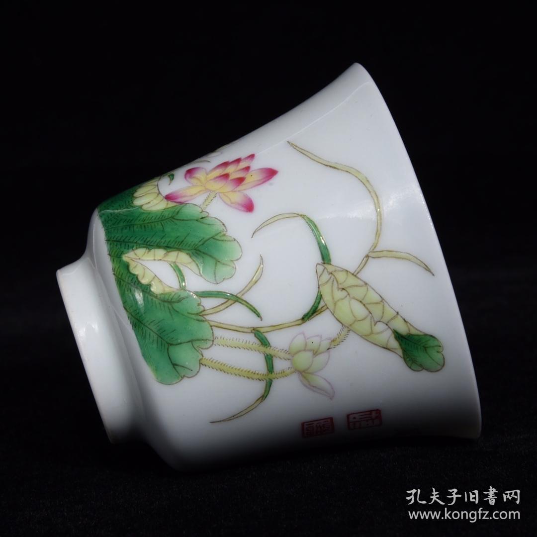 清雍正珐琅彩荷花纹杯