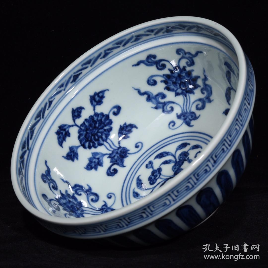 明宣德青花花卉纹折腰碗