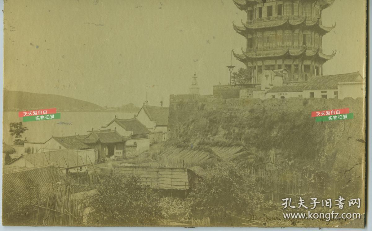 右侧有"岭南宝记照相"广告,此楼仅仅存在了十五年,1884年黄鹤楼被焚毁