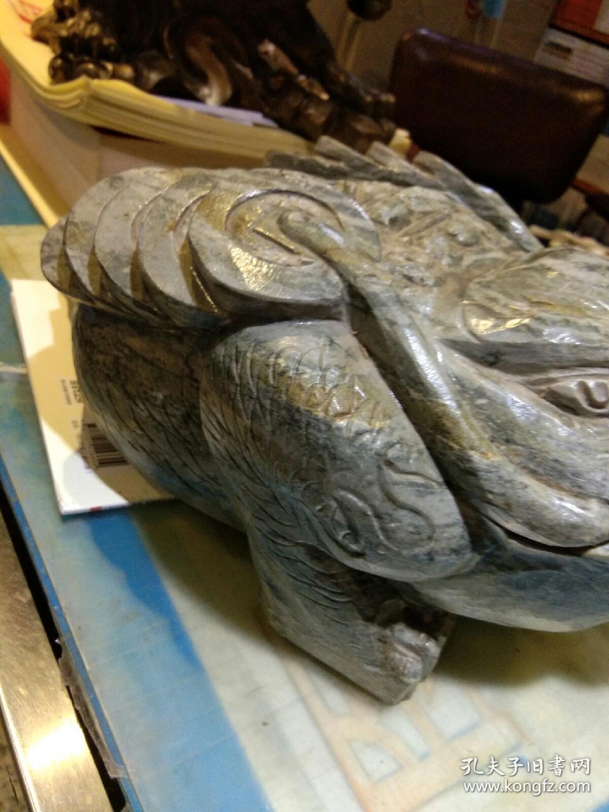 青石玉 三脚含钱金蟾 摆件一尊【通体透着淡绿,请看图】 长37宽18高