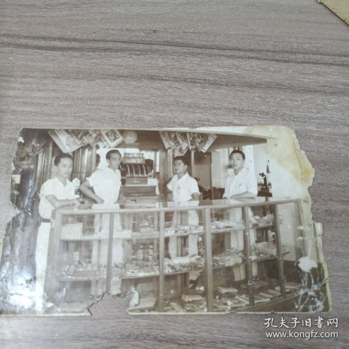 7老照片:青年华侨在商店合影老照片～石狮市蚶江镇锦亭村陈长权