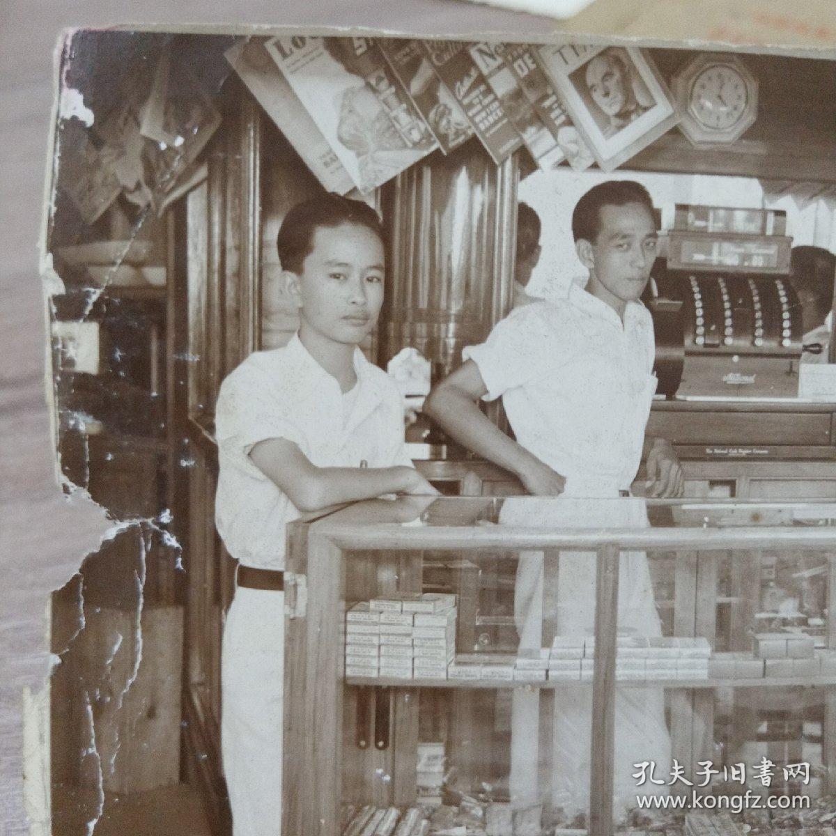 7老照片:青年华侨在商店合影老照片～石狮市蚶江镇锦亭村陈长权