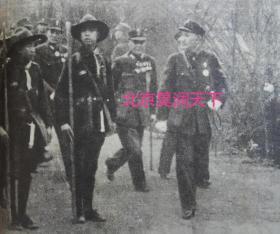 1940年元旦蒋介石检阅重庆市童子军何应钦陪同