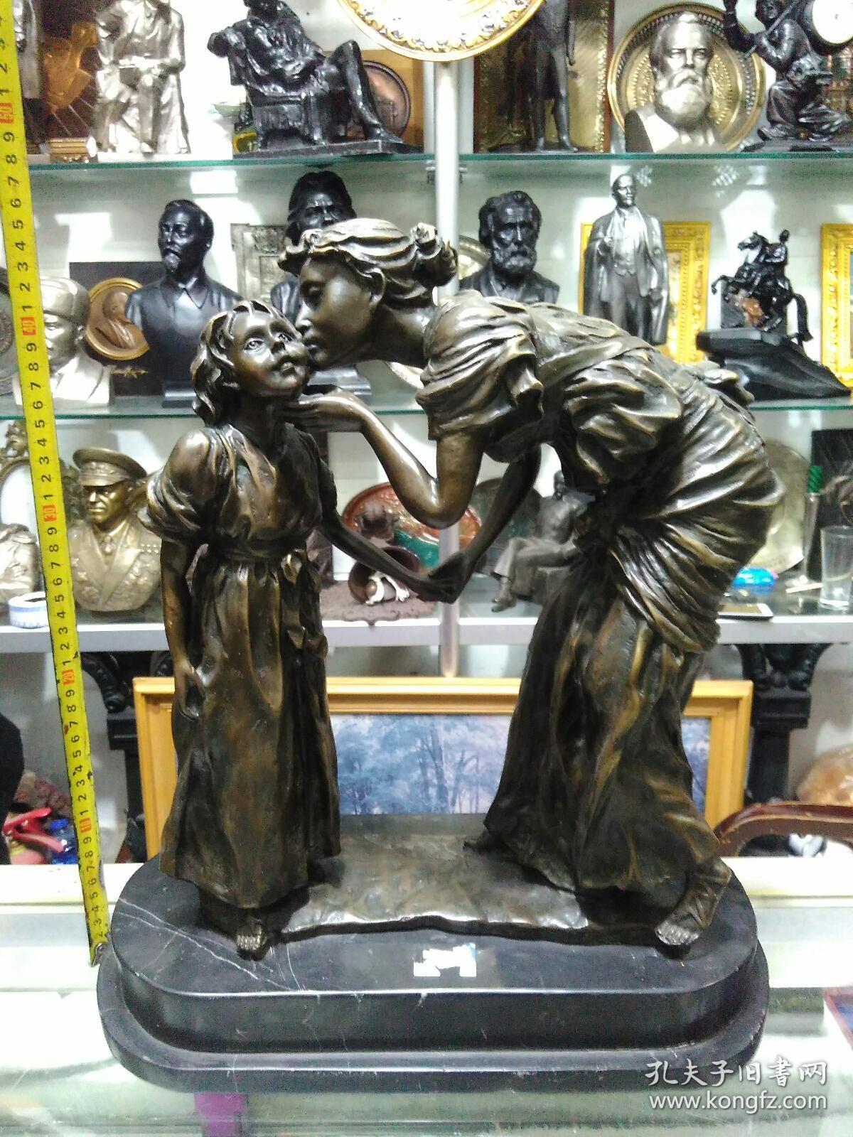 妈妈的吻铜塑像