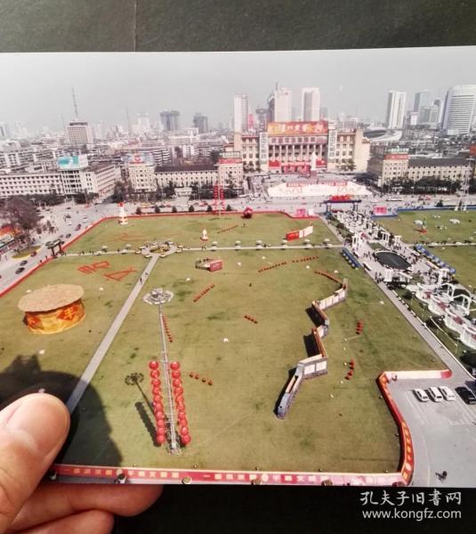 2000年前后,成都天府广场文君酒大型广告现场,这样的场景不会再现了,3