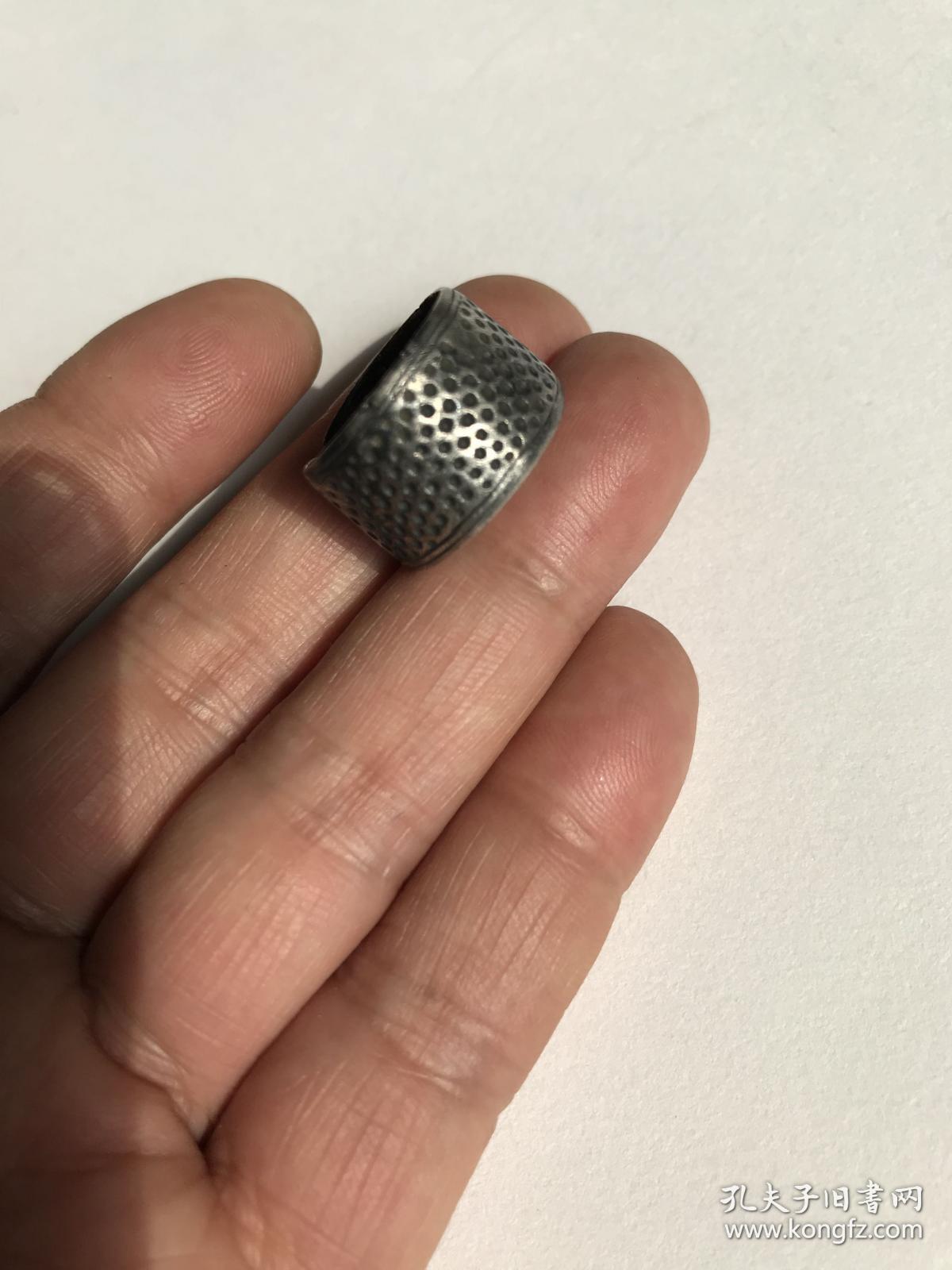 12517cm68克清代如意纹工带款识老银顶针古董针线活老银顶箍